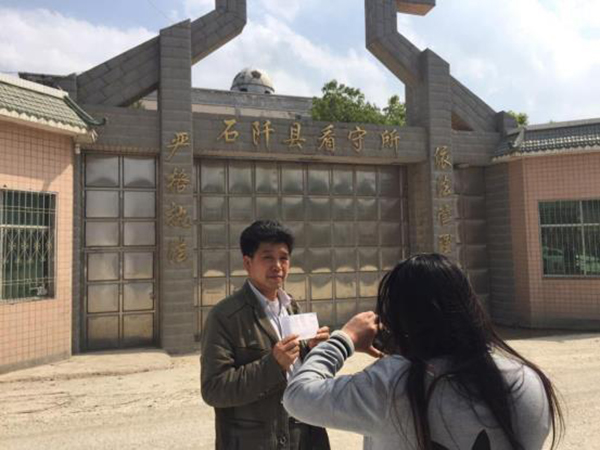 陳全松父親給看守所中的兒子交生活費。