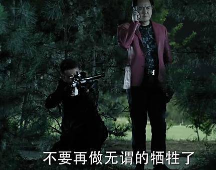 《人民的名義》原著小說有這么一段：趙瑞龍要找殺手殺了侯亮平，結(jié)果趙瑞龍的三姐發(fā)話：侯亮平要是死了趙瑞龍也要死!這就說明了大boss趙立春沒把握在侯死后的各方反應(yīng)中護住兒子趙瑞龍，因此，這就告訴了讀者，侯亮平的背景絕對不比趙立春差!