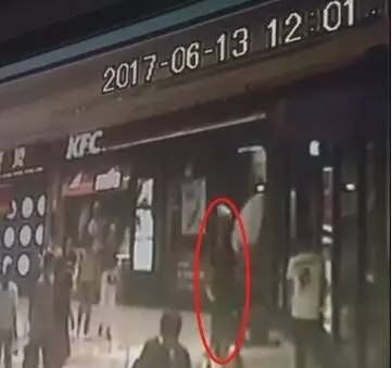 2歲娃店門口被一女子打 當(dāng)場后腦勺著地鼻子出血