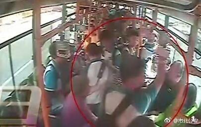 視頻截圖：青島男子嫌讓座慢腳踹掌摑學生。圖片來源：青島市公安局市北分局官方微博