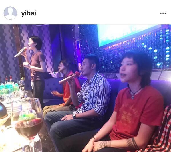 王菲母女跟李榮浩一起唱K，竇靖童的表情亮了