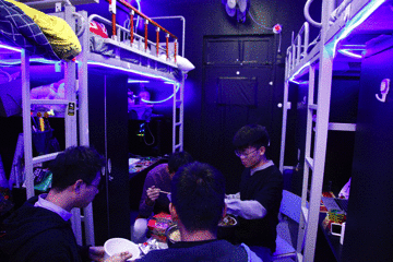 用人臉識(shí)別的技術(shù)，防火防盜防宿管。宿管一來(lái)，就可以自動(dòng)發(fā)起警報(bào)