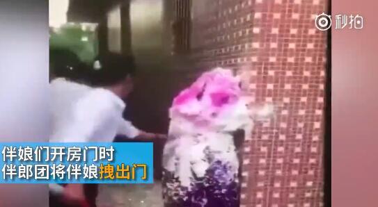 據(jù)澎湃新聞消息，近日廣東江門開平某村又現(xiàn)惡俗婚鬧。男方兄弟團去接新娘的時候，先用彩帶對著姐妹團狂噴，后來甚至有人用滅火器直接噴伴娘面部，害的伴娘差點被送進醫(yī)院。
