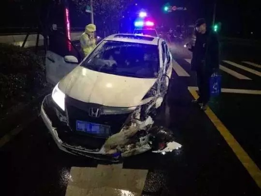 今天凌晨，杭州一對環(huán)衛(wèi)工夫婦被車撞進錢塘江