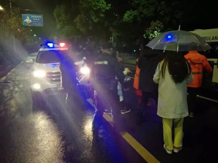 今天凌晨，杭州一對環(huán)衛(wèi)工夫婦被車撞進錢塘江