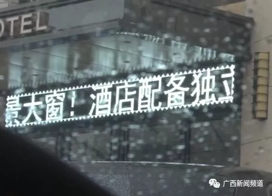 于是，民警將這一情況匯報(bào)給指揮中心，請(qǐng)求120醫(yī)護(hù)人員到達(dá)現(xiàn)場(chǎng)急救。