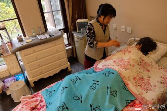 張津華進食只能靠營養(yǎng)粉鼻飼。（羅逸爵 攝）