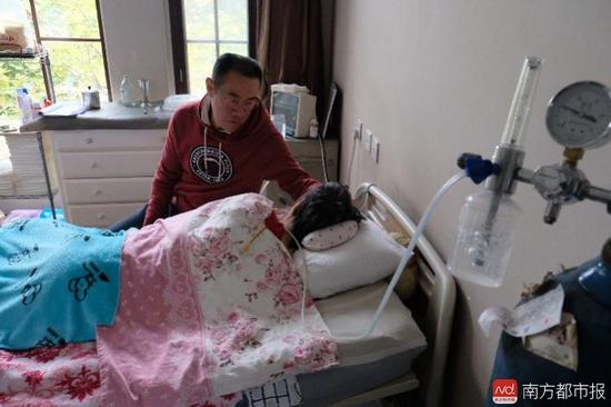 氧氣的轟隆聲，一刻不停地在這個家里“吵”了九年多。（羅逸爵 攝）