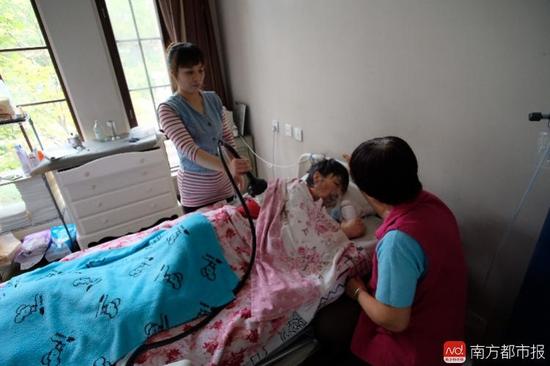 每次排痰，張津華就會癲癇發(fā)作，這是她腦部僅有的電信號。（羅逸爵 攝）