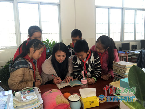 女教師備課本走紅 網(wǎng)友：這才是為人師表！