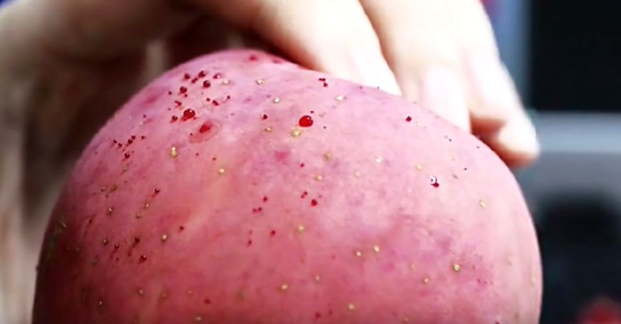 嚇懵！女子用熱水泡蘋果結(jié)果冒出血珠 咋回事？