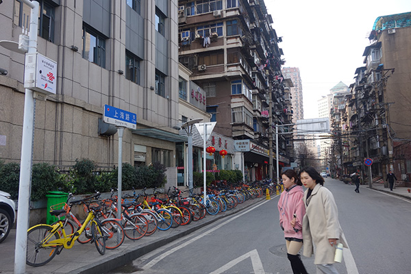 上海路的兩邊，大多是一些老房子。