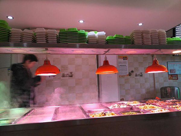 羅正宇經(jīng)常去的炸醬面館，中午和晚上有盒飯吃。