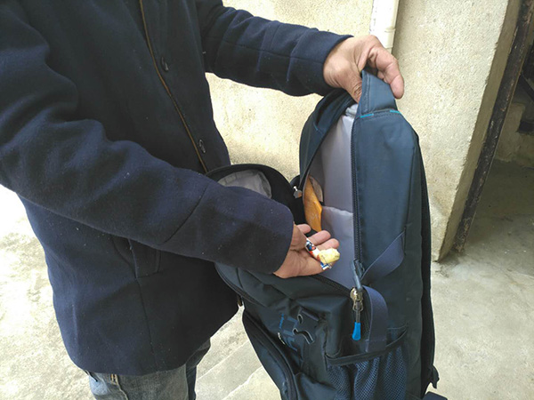 羅正宇的藍色背包，只剩下一塊錢和一顆大白兔奶糖。