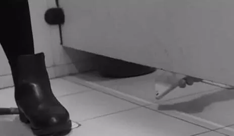 女子上廁所隔壁伸出一只手機(jī) 正對(duì)著她的隱私部位