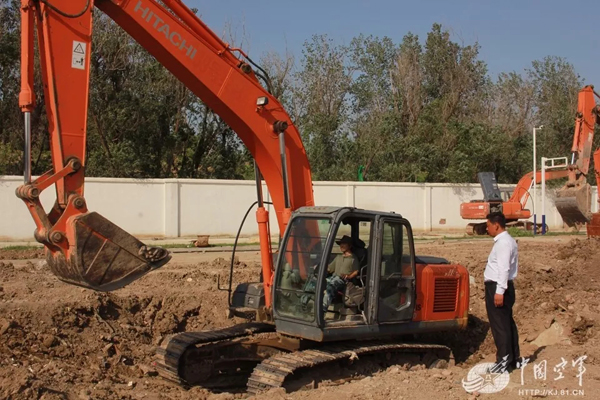 空軍找上藍(lán)翔技校聯(lián)合培訓(xùn):為的就是挖掘機(jī)