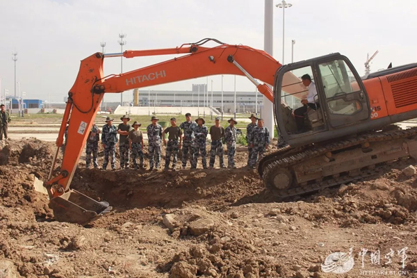 空軍找上藍(lán)翔技校聯(lián)合培訓(xùn):為的就是挖掘機(jī)