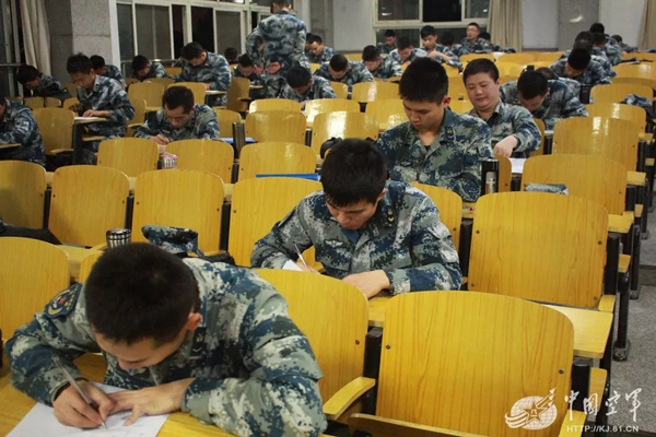 空軍找上藍(lán)翔技校聯(lián)合培訓(xùn):為的就是挖掘機(jī)