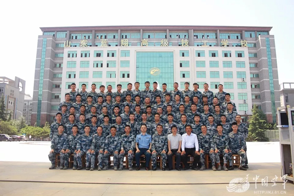 空軍找上藍(lán)翔技校聯(lián)合培訓(xùn):為的就是挖掘機(jī)