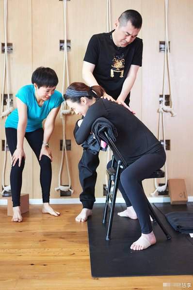 蔣勤勤與陳建斌一起做瑜伽。