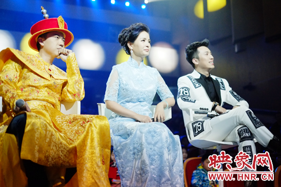 當晚產(chǎn)生的冠亞軍，陳琨（中）、劉雯（右）、郭嘉寧