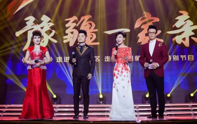 主持人：白燕升、龐曉戈、關(guān)楓、熱娜·古麗（從右到左）