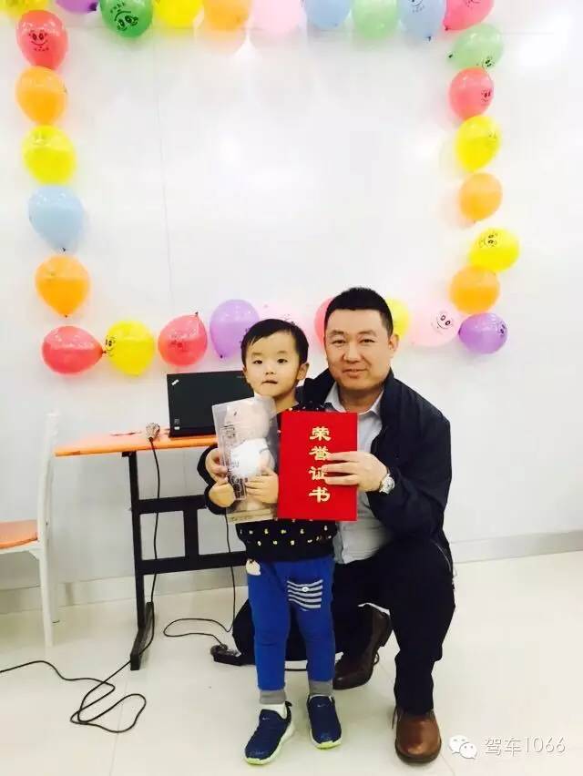 我是小小銀行家，來跟行長合個影哦