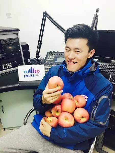 要不你跟我一身裸吧？來嘛來嘛……