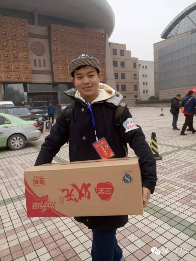 河南電臺(tái)1066主持人小澤，搬送愛心餃子。