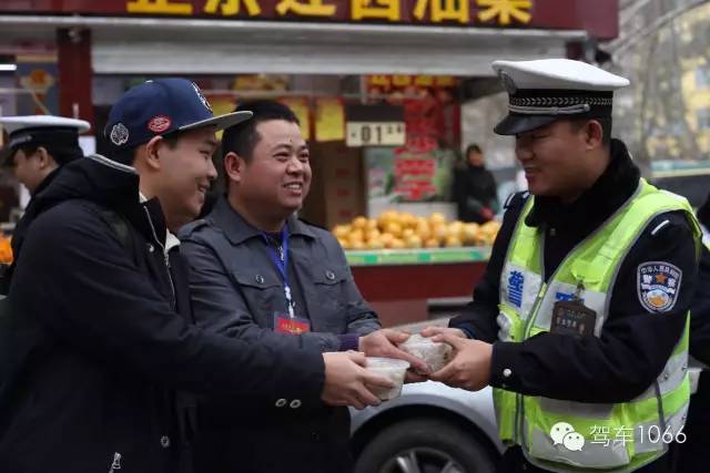 新華社攝影記者李博，也隨我們1066小分隊(duì)一路同行他也為我們記錄下了一幕幕溫暖的瞬間。