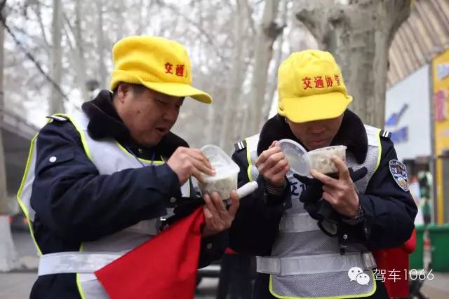 1066小分隊(duì)和志愿者來到金水路文化路，給這里執(zhí)勤的交警和協(xié)管送去暖心餃子。