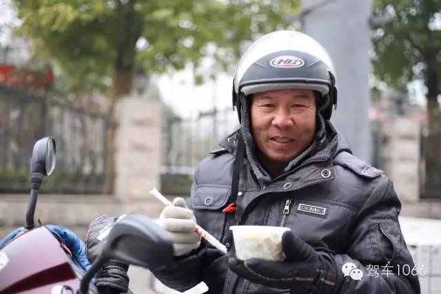 1066小分隊(duì)來到紫荊山（摩的司機(jī)、出租車司機(jī)、市民)，給他們送去餃子。