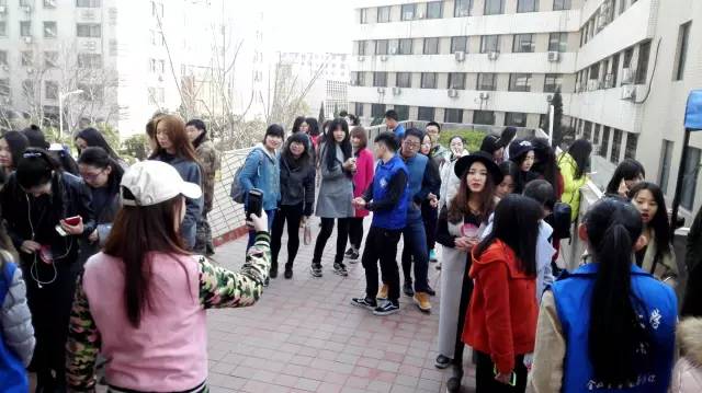 還沒開始時大家已經(jīng)開始有序排隊了，棒棒噠！