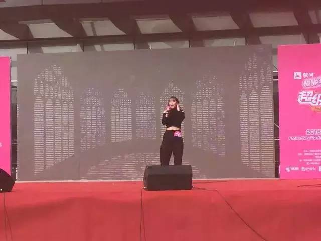 這pose一看就是在飆高音，猜猜看她唱的是哪首歌？