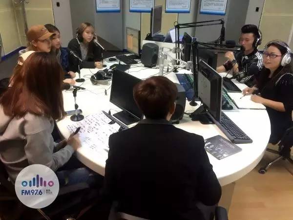 正式直播的時(shí)候，美少女們都非常認(rèn)真哦！