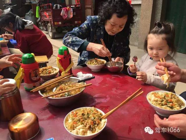 據(jù)說手搟面和柴雞蛋更配哦！