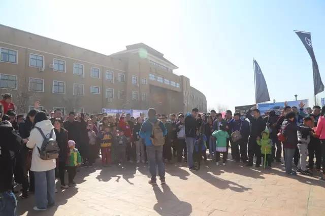 主持人胖達(dá)帶領(lǐng)魚(yú)油們進(jìn)行抽獎(jiǎng)環(huán)節(jié)，禮物大大滴呦！