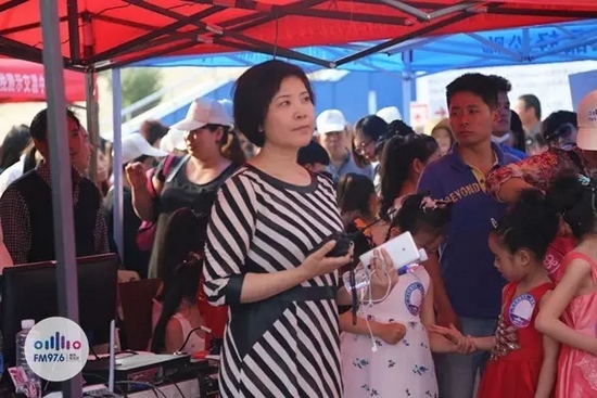 976老大木子一手手機(jī)一手對講一臉嚴(yán)肅，這是有多緊張呢？