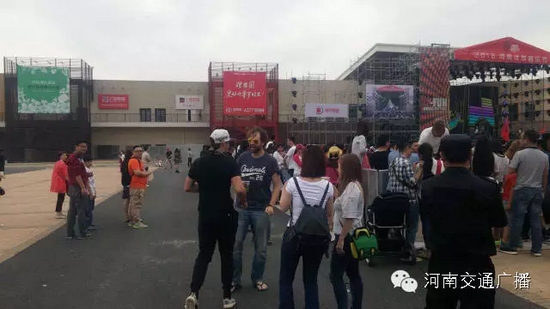 哇塞，現(xiàn)場(chǎng)還有外國(guó)友人~