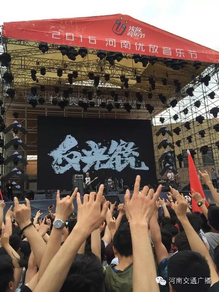 這么多朋友！默契的舉著一個(gè)手勢(shì)！