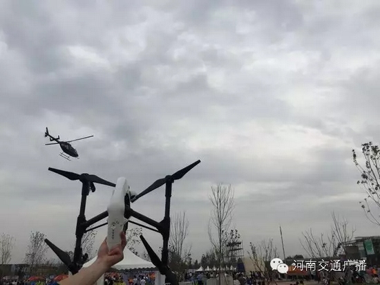 你以為音樂(lè)節(jié)只有音樂(lè)嗎？交廣號(hào)和無(wú)人機(jī)也在哦，看見(jiàn)它就揮揮手吧！