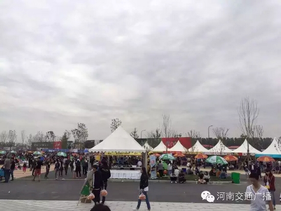 雖然天空已經(jīng)烏云密布，但大家的熱情絲毫不減！