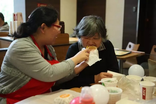 我還未長(zhǎng)大，你卻已白了頭發(fā)，我要珍惜和媽媽在一起的每一刻