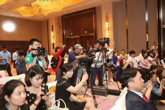 一時相機、攝像機齊閃