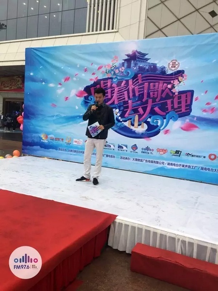 路飛冒雨主持，心中火熱的根本不需要雨傘啦！