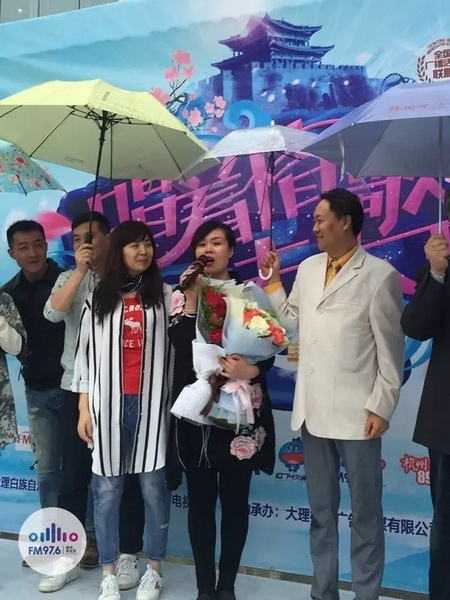 海波瞞著妻子，請來妻子的家人，耿梅驚喜感動，喜極而泣~