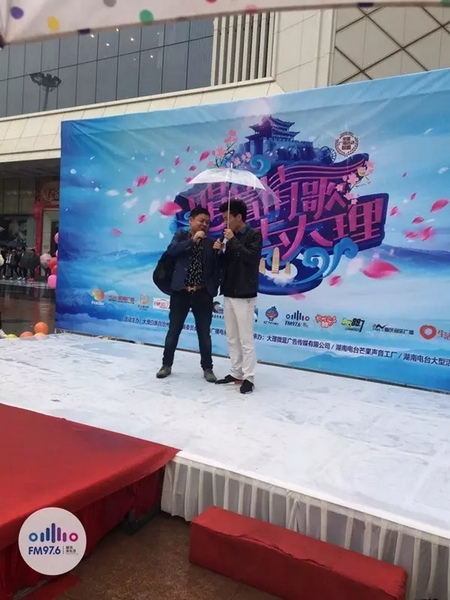 這位男士向遠在家鄉(xiāng)的妻子隔空表白，勇氣真是大大的，您對妻子的愛，已經(jīng)超越萬水千山。