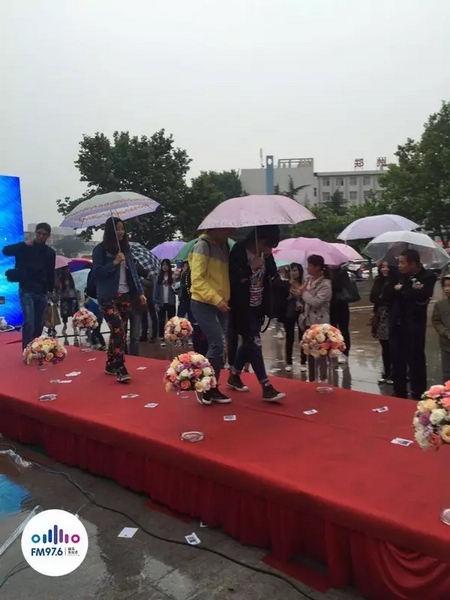 　　好友從屏幕后面走出來，他們特意從陜西、平頂山趕來為兩人送出祝福。