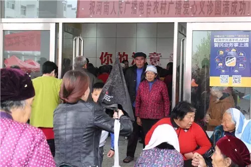 現(xiàn)場真是的人山人海，只能用太火爆三個字形容了！