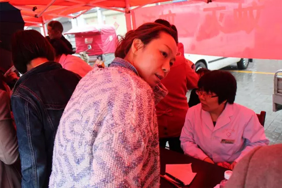 了解到有老人看病不方便，河南電臺1074綠色頻道活動小組欒老師將醫(yī)生請到老人身邊，親自為她診斷。